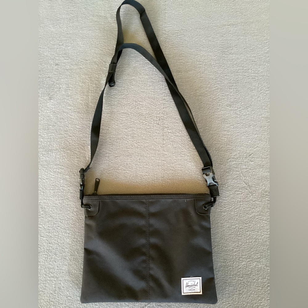 NWOT- Herschel crossbody bag
Width 10”
Length 8”